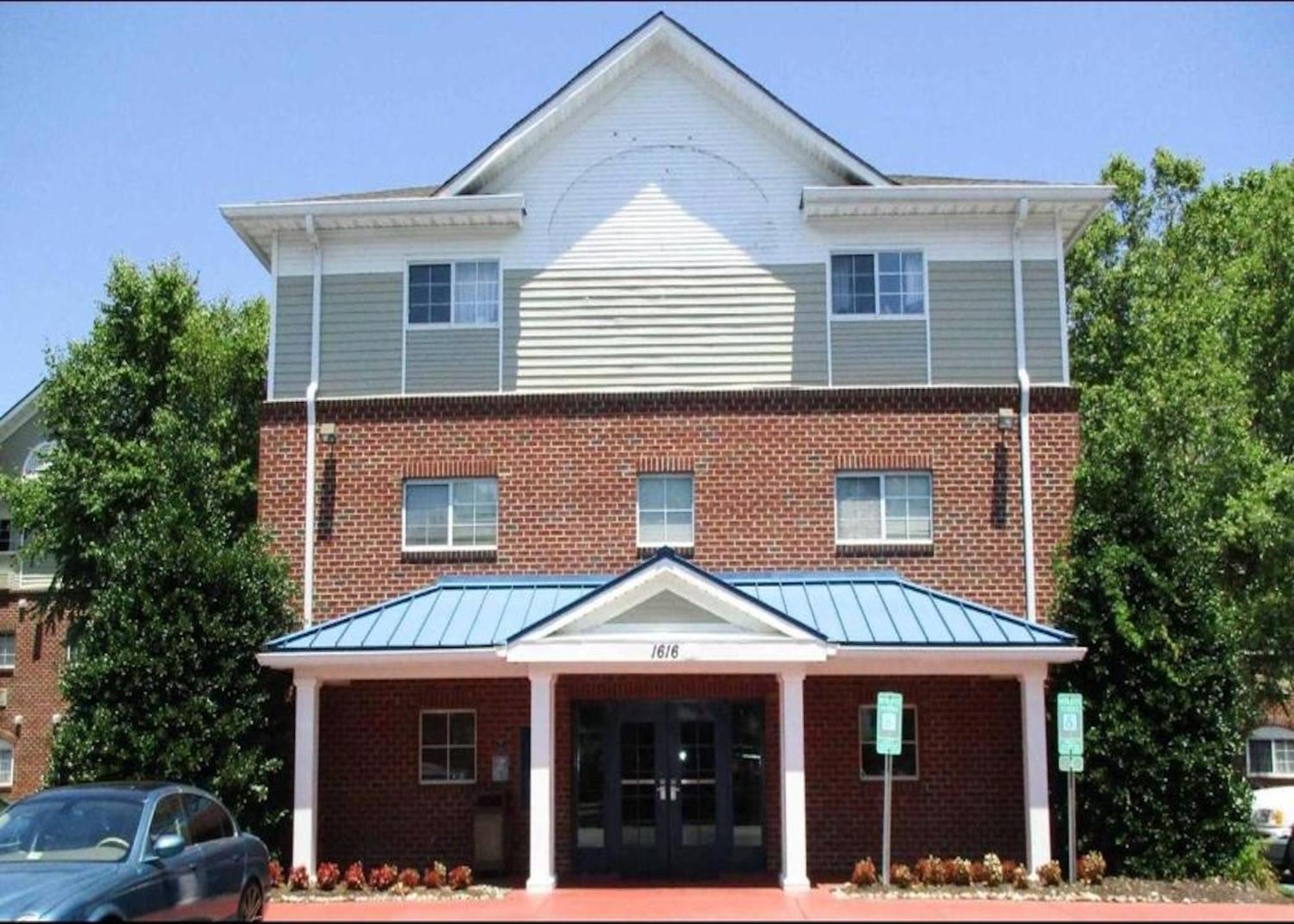 Where to Stay Near Riverside Rehab Institute: 4 Budget Hotels