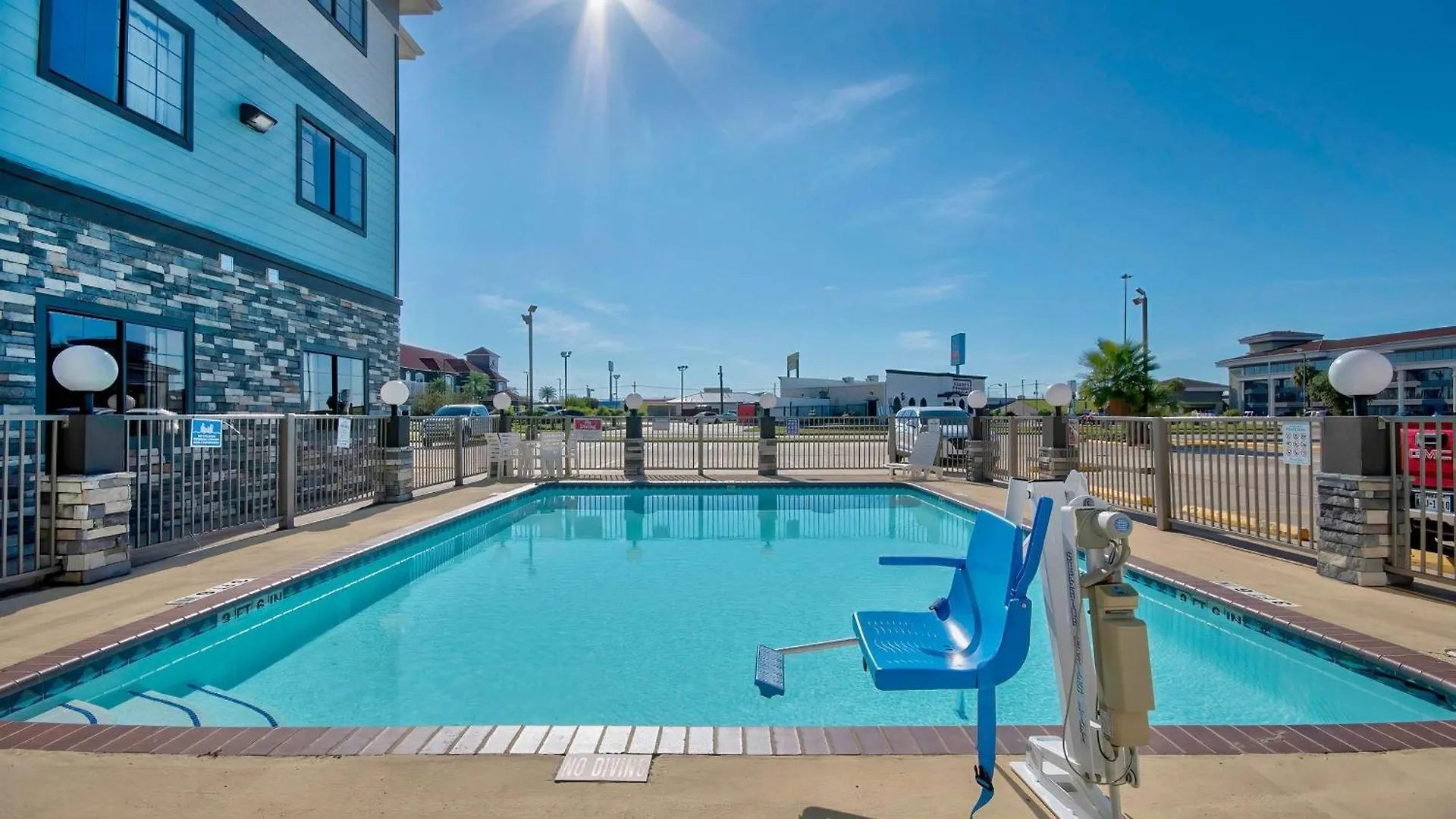 5 Golf Hotels Close to Dubuis Hospital at Port Arthur